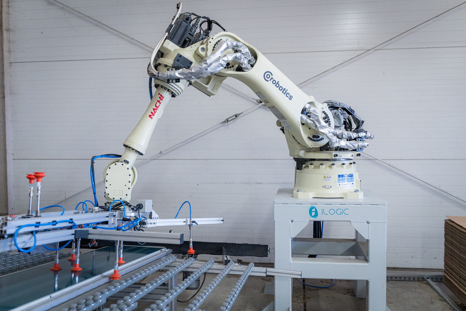 Park maszynowy LECHPAK — robot Nachi Corobotics na podeście iLogic