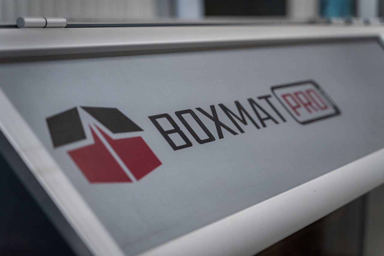 Logo BOXMAT PRO na obudowie maszyny - partner technologiczny.